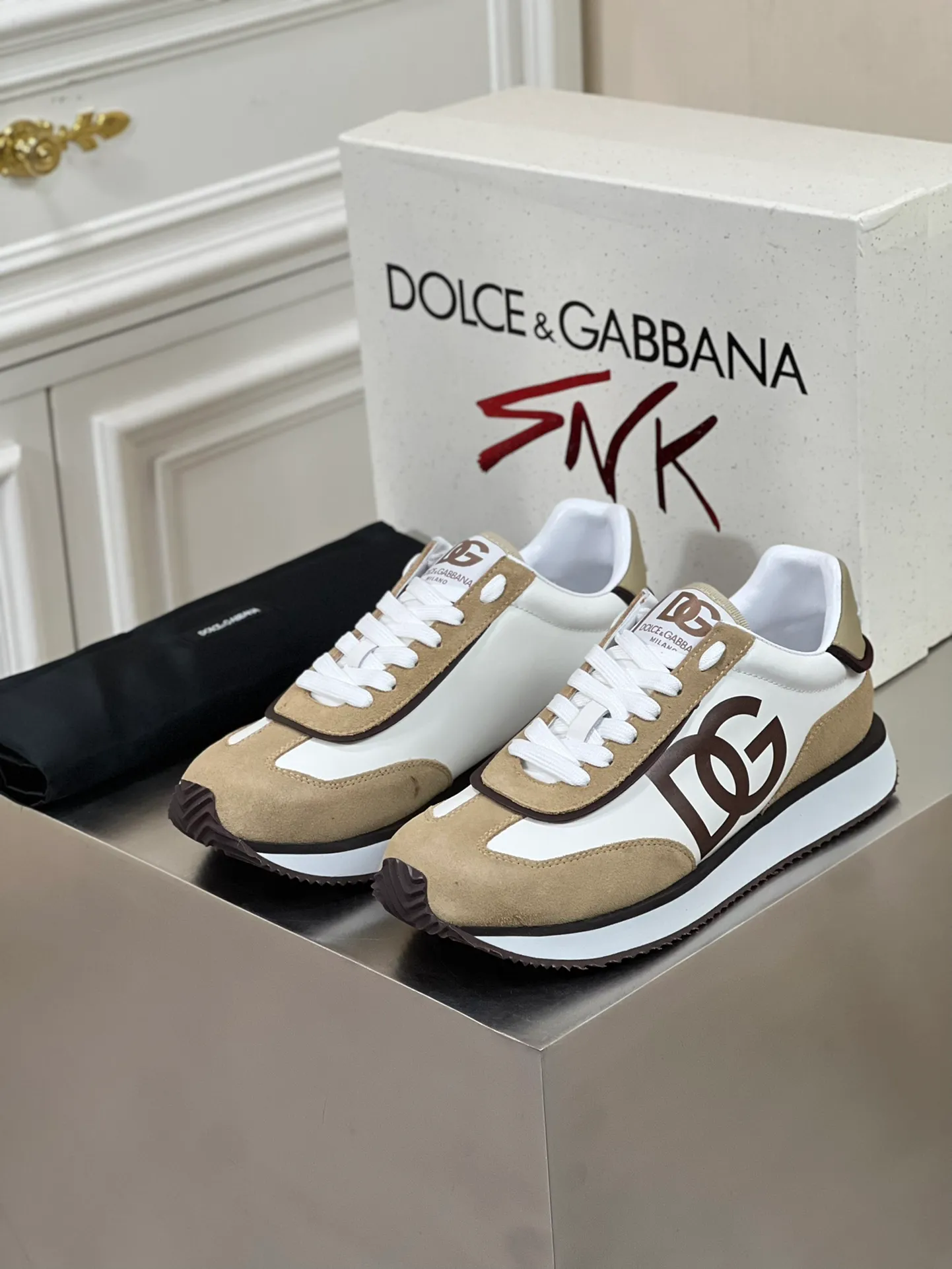 Men's Men's Shoes💰440【New Style】🐝🐝DG••New••Dolce&G*_dgDolce&G*_dgDolce & G*_dg 2024 Early Spring New Men's Lace-up Leather Casual Sports Shoes Made of imported suede cowhide spliced ​​with waterproof fabric, mixed and matched color design, a fashionable and energetic sports shoe that easily meets the needs of modern dressing and highlights the contemporary lifestyle style. The foot is fully lined with cowhide for greater comfort. The tongue and heel are decorated with logos. It is equipped with a rubber outsole. The heel and toe are wrapped to further protect our feet. It is a model worth buying! Size: 39-44 (customized at 38.45)